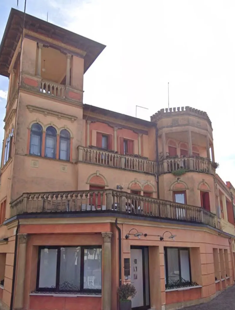 L’edificio dello Studio Dus in Via Piave a Noventa di Piave: palazzo d’epoca con torretta, balconate in pietra e ingresso ad angolo